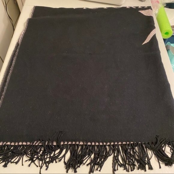 Victoria Secret Limited Edition 2017 Soft Heart Throw - Picture 8 of 12